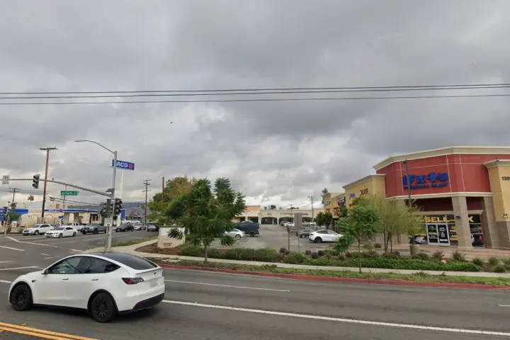 Boost 1305 E 4Th Street - 1305 E 4th Street