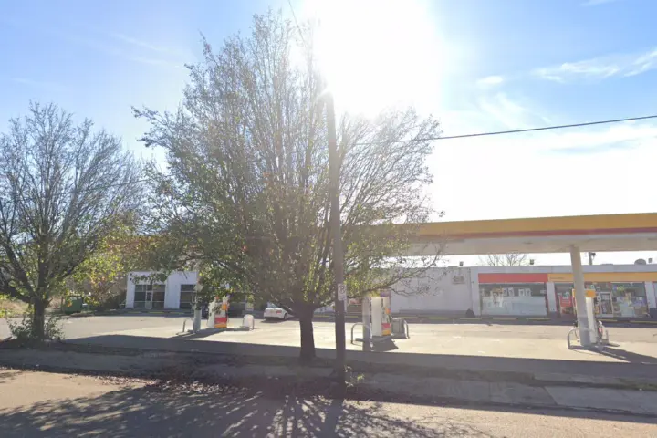 Boost 221 E Mclemore Ave - 221 E Mclemore Ave