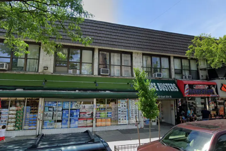 Boost 332 E 204Th St - 332 E 204th St storefront