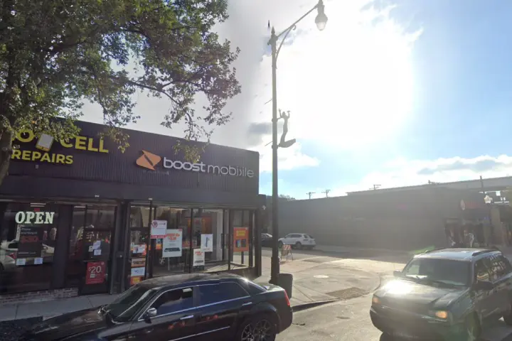Boost 339 E 47Th St - 339 E 47th St
