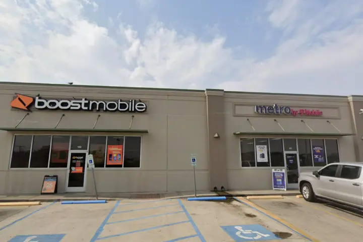 Boost 3702 S Zapata Highway - 3702 S Zapata Highway