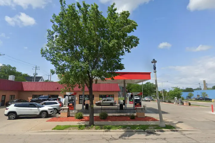Boost 418 W North Ave - 418 W North Ave