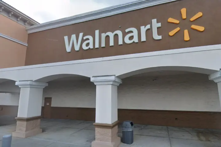Walmart Supercenter - 2101 FL-77 (Boost Mobile)