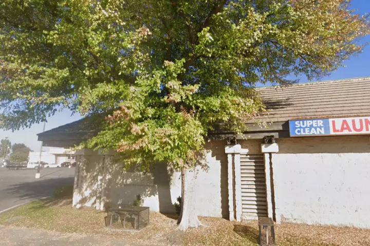 Cricket Wireless Authorized Retailer - 4811 E Olive Ave
