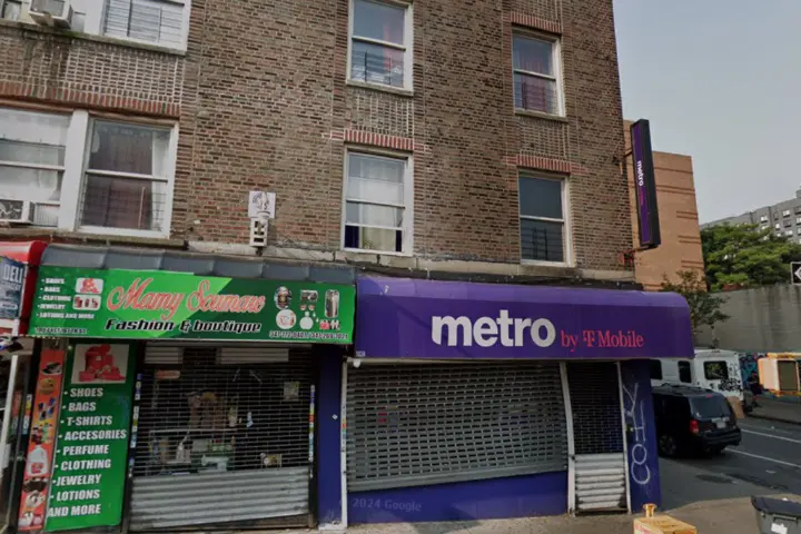 Metro by T-Mobile 102 E 167th St