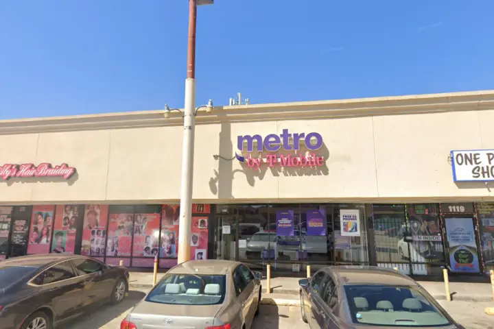 Metro by T-Mobile 1117 E Seminary Dr