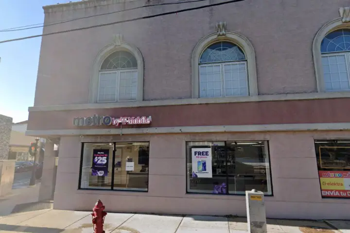 Metro by T-Mobile 113 E Commerce St