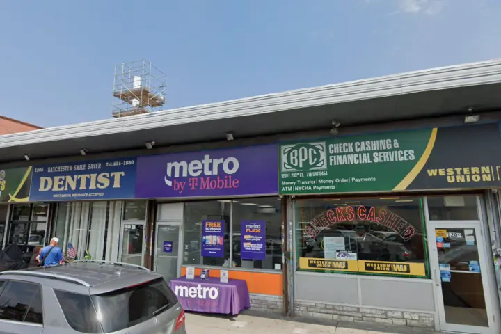 Metro by T-Mobile 1207 E 233rd St