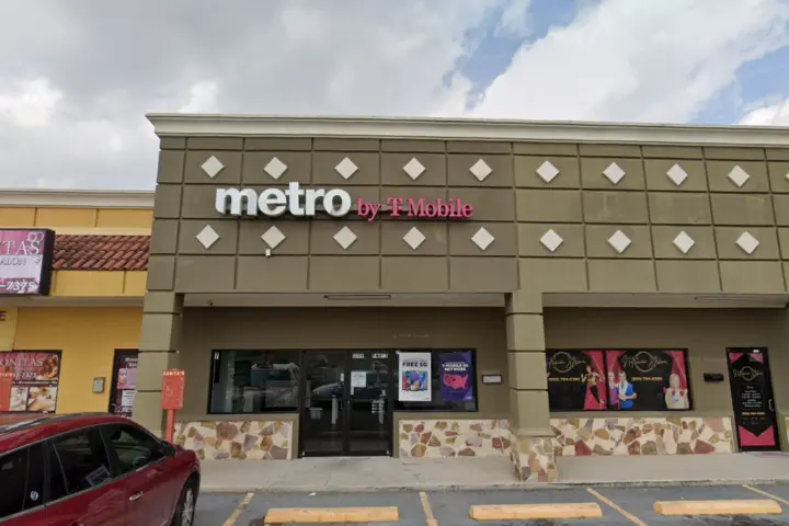 Metro by T-Mobile 1209 E Fm 495