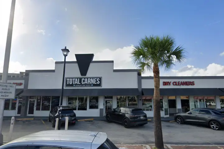 Metro by T-Mobile 12400 Biscayne Blvd