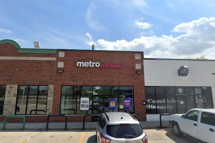 Metro by T-Mobile 12616 E Jefferson Ave