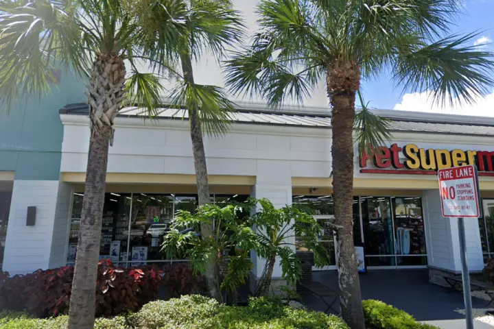 Metro by T-Mobile 12681 Tamiami Trl E