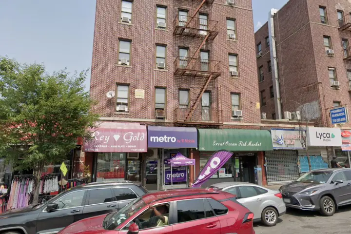 Metro by T-Mobile 13 E 170th St