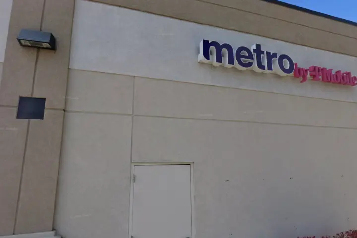 Metro by T-Mobile 133 E 1000 N