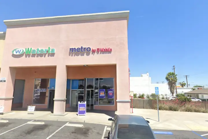 Metro by T-Mobile 1363 E 4th St