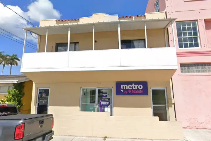 Metro by T-Mobile 137 E Main St