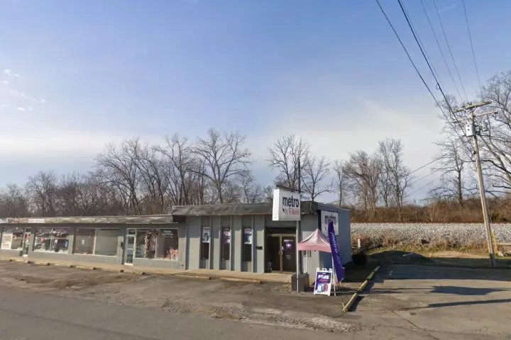 Metro by T-Mobile 152 N Lowry St