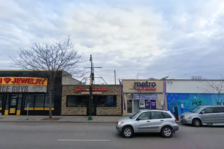 Metro by T-Mobile 1542 E Lake St