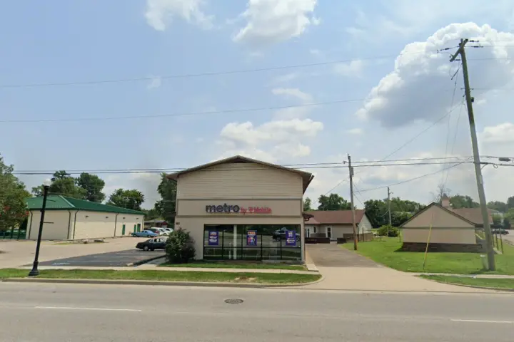 Metro by T-Mobile 1562 E 10th St