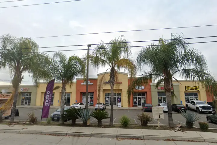Metro by T-Mobile 1578 E Whitmore Ave