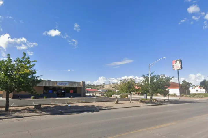 Metro by T-Mobile 1604 E HISTORIC HIGHWAY 66