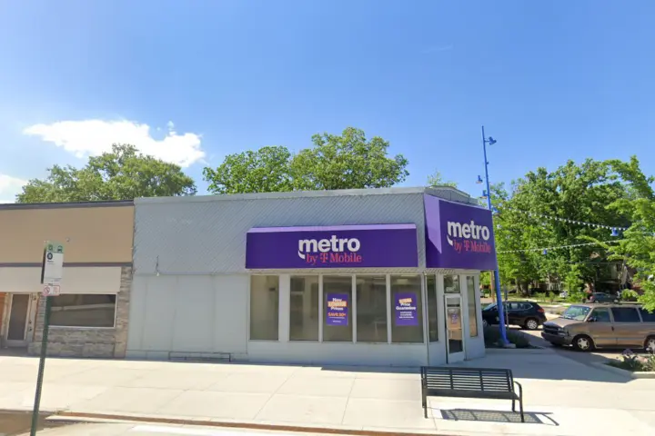Metro by T-Mobile 16339 E Warren Ave