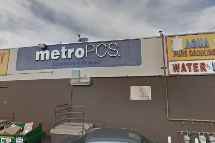 Metro by T-Mobile 1667 E Sixth St