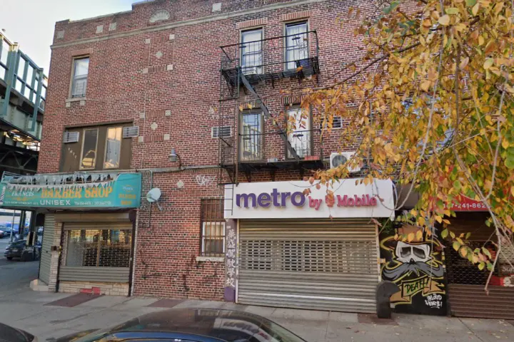 Metro by T-Mobile 1675 77th St