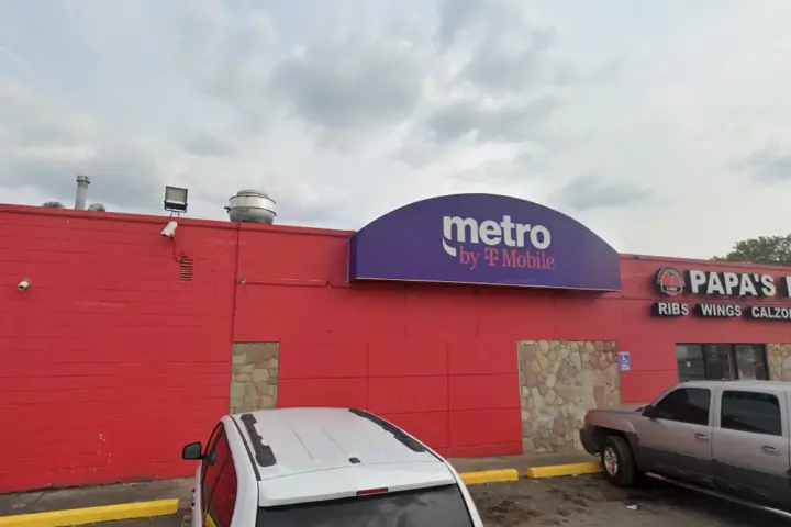 Metro by T-Mobile 17137 Harper Ave