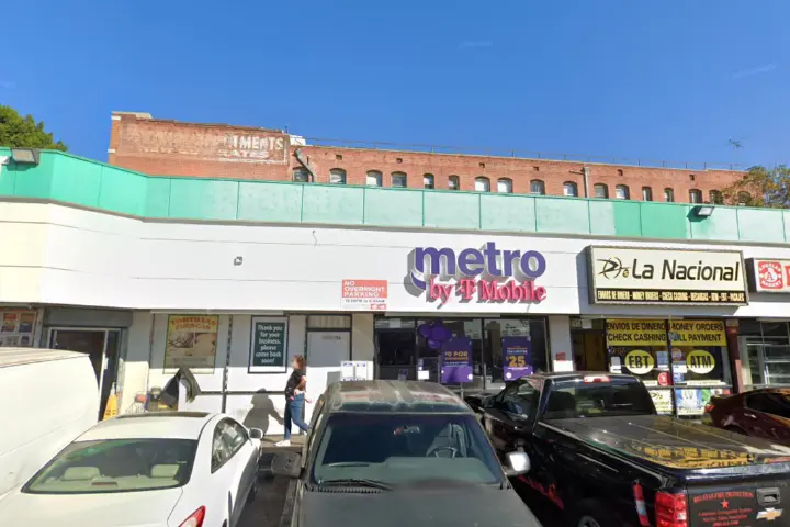 Metro by T-Mobile 1837 W 6th St
