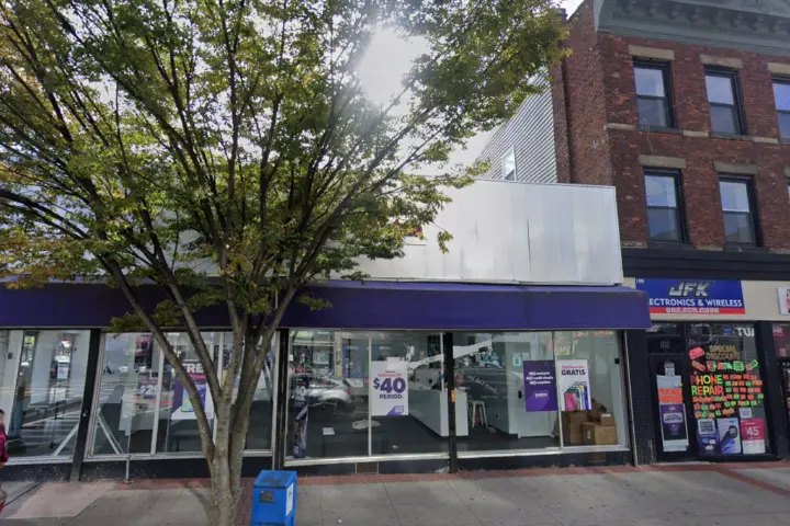 Metro by T-Mobile 196 E Front St
