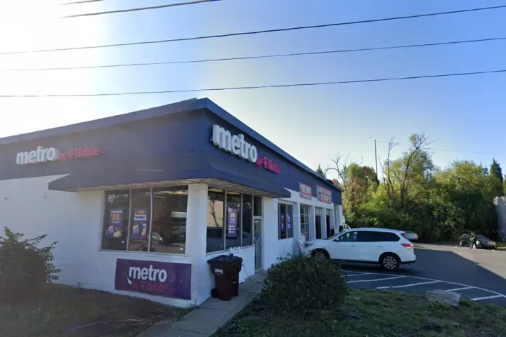 Metro by T-Mobile 2009 E Galbraith Rd