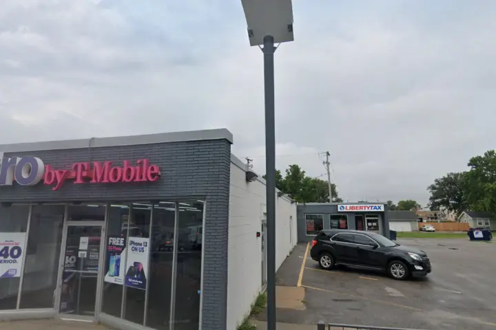 Metro by T-Mobile 2119 W Broadway