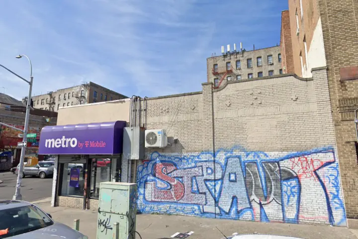 Metro by T-Mobile 221 E 170th St