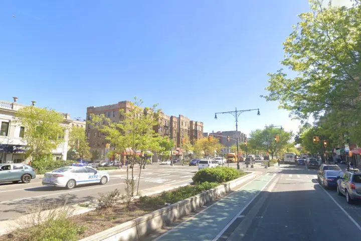 Metro by T-Mobile 2385 Grand Concourse