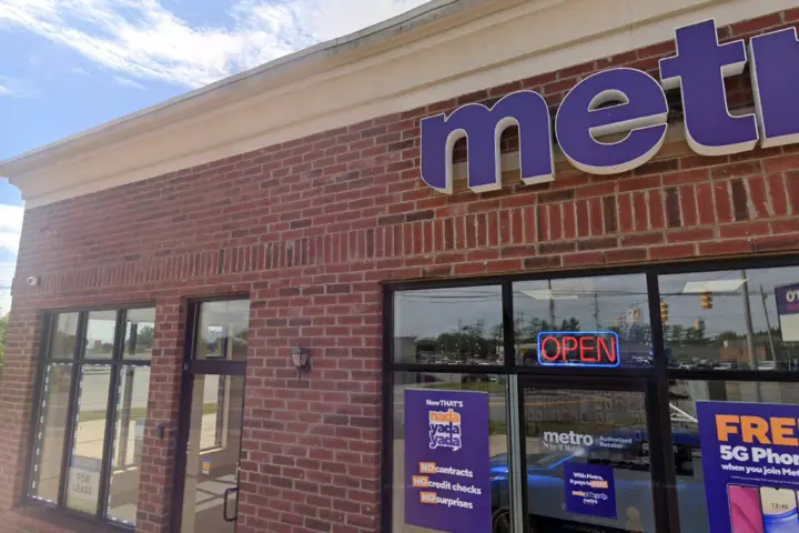 Metro by T-Mobile 2415 E M 21