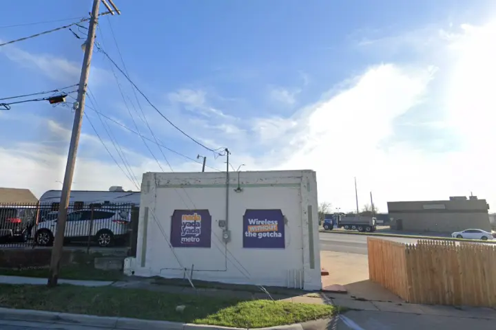 Metro by T-Mobile 2601 E Lancaster Ave