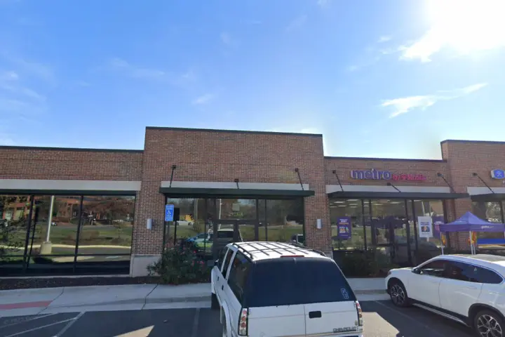 Metro by T-Mobile 2923 E Lee Ave