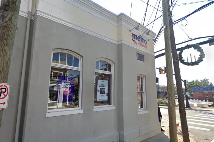 Metro by T-Mobile 300 E Diamond Ave