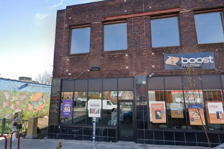 Metro by T-Mobile 319 E Lake St