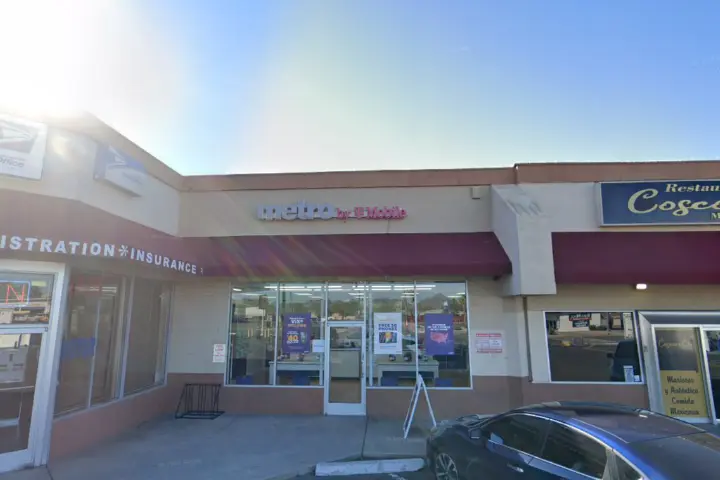 Metro by T-Mobile 3285 E McDowell Rd