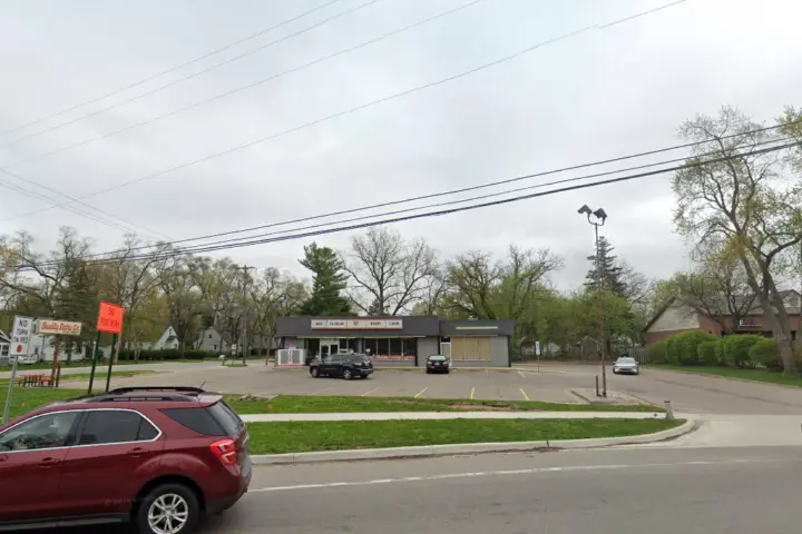 Metro by T-Mobile 3330 E Lake Lansing Rd