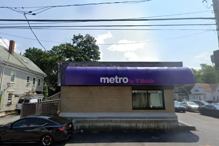Metro by T-Mobile 376 Centre St