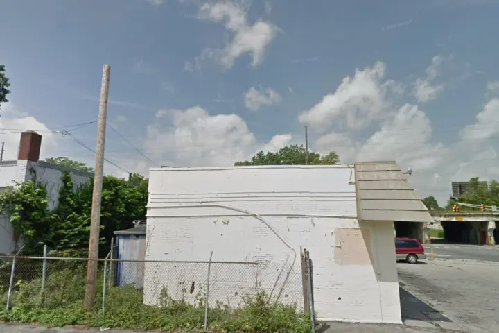 Metro by T-Mobile 3801 E 10th St