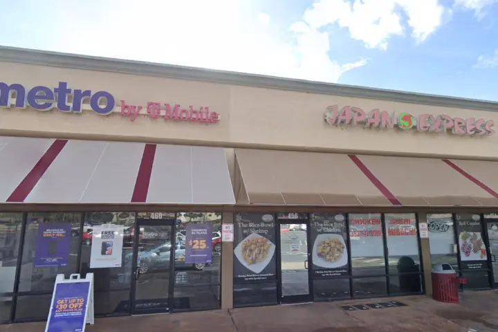 Metro by T-Mobile 460 E Burleigh Blvd