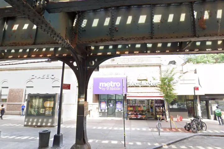 Metro by T-Mobile 5585 Broadway