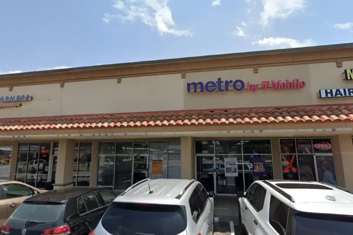 Metro by T-Mobile 5821 Bissonnet St