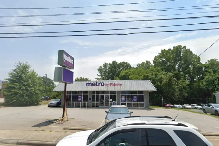 Metro by T-Mobile 618 Piney Forest Rd