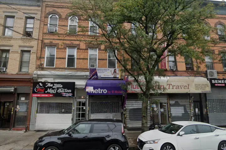 Metro by T-Mobile 683 Seneca Ave