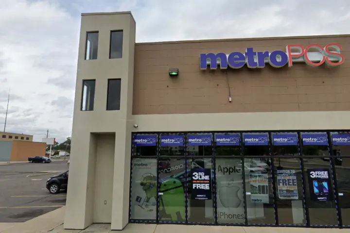 Metro by T-Mobile 7559 E 10 Mile Rd